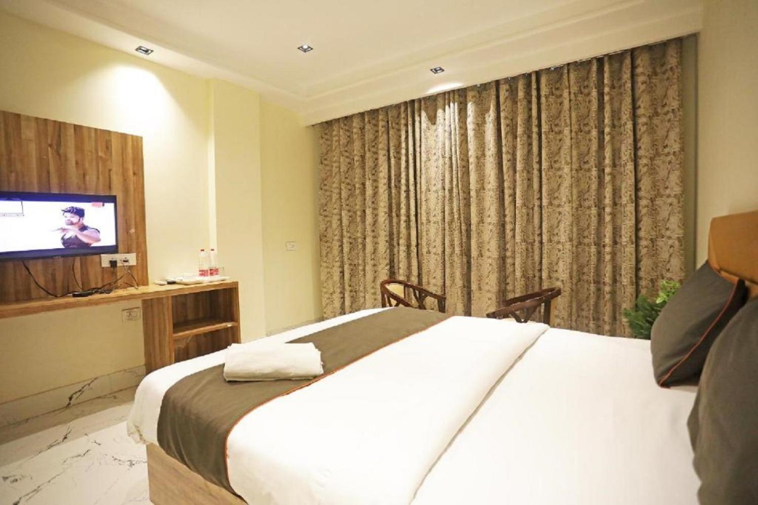 Hotel Royal Paradise By Kdson New Delhi Luaran gambar